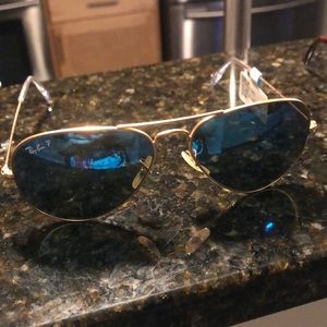 Women’s RayBan polarizes aviators
